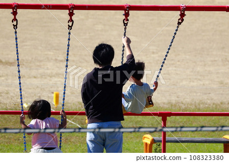 在公園的鞦韆上玩耍 108323380