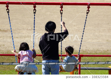 在公園的鞦韆上玩耍 在公園的鞦韆上玩耍 108323384