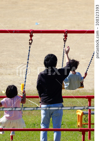 play on the swing in the park 108323393