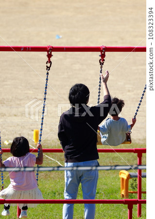 play on the swing in the park 108323394