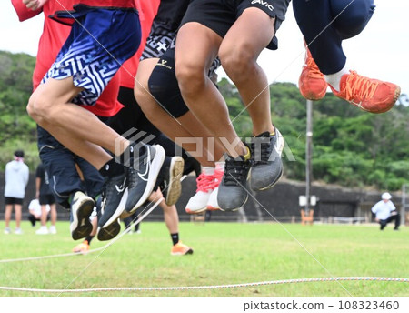 運動員在運動會上跳繩 運動員在運動會上跳繩 108323460