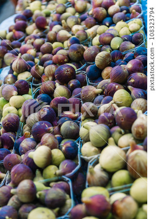 Ripe figs in boxes for sale in the market 108323794