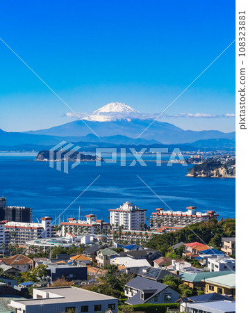 富士山和湘南海岸垂直構圖 108323881