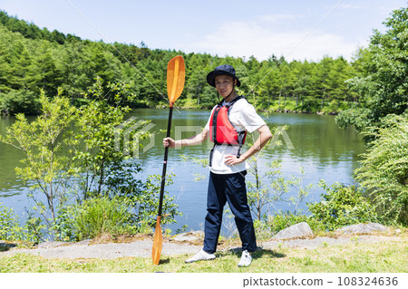 享受皮划艇的男人 108324636