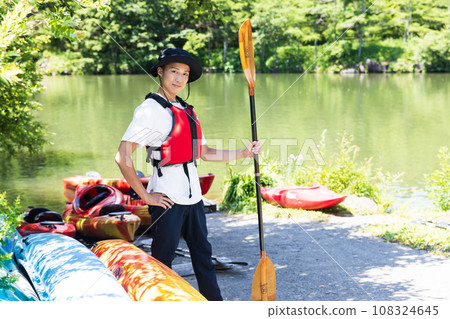 享受皮划艇的男人 享受皮划艇的男人 108324645