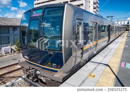 Regional rapid train stopping at Kizu Station on the Gakkentoshi Line 108325275