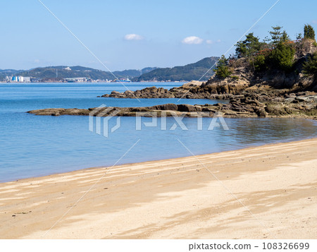 崎島（廣島縣三原市）的沙灘和瀨戶內海的風景。 108326699