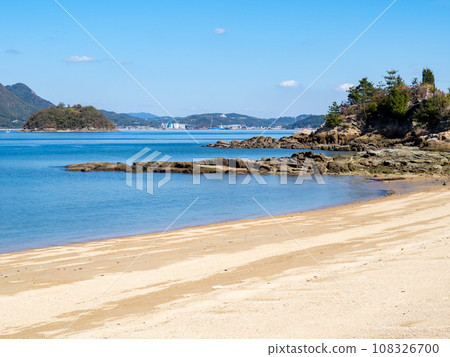 崎島（廣島縣三原市）的沙灘和瀨戶內海的風景。 108326700