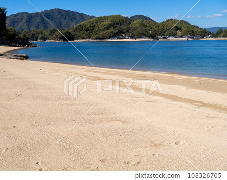 崎島（廣島縣三原市）的沙灘和瀨戶內海的風景。 108326705