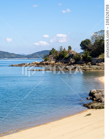 崎島（廣島縣三原市）海岸和瀨戶內海的風景。 （垂直構圖） 108326708