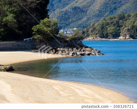崎島(廣島縣三原市)的沙灘和瀨戶內海的風景。 崎島(廣島縣三原市)的沙灘和瀨戶內海的風景。 108326721