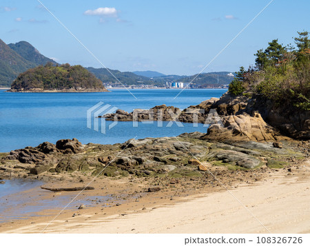 Scenery of the coast of Saki Island (Mihara City, Hiroshima Prefecture) and the Seto Inland Sea. Scenery of the coast of Saki Island (Mihara City, Hiroshima Prefecture) and the Seto Inland Sea. 108326726