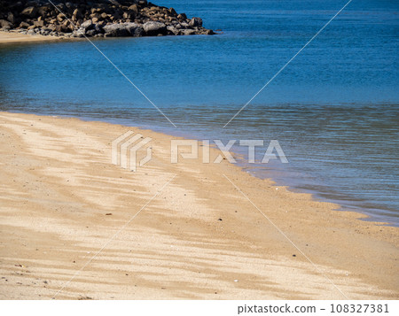 崎島（廣島縣三原市）沙灘上的海浪。 108327381