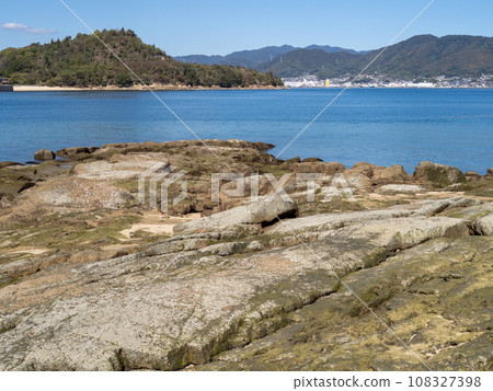 崎島（廣島縣三原市）的海岸和瀨戶內海平靜美麗的風景。 108327398