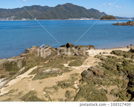 崎島（廣島縣三原市）的海岸和瀨戶內海平靜美麗的風景。 108327400