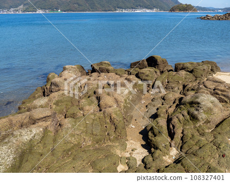 崎島（廣島縣三原市）的海岸和瀨戶內海平靜美麗的風景。 108327401