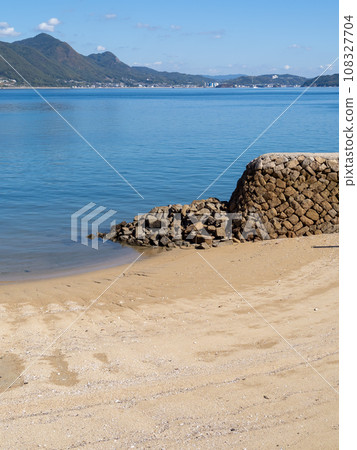 崎島（廣島縣三原市）的沙灘和瀨戶內海平靜美麗的風景。 （垂直構圖） 108327704