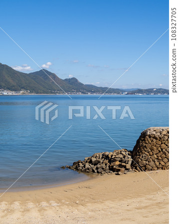 崎島（廣島縣三原市）的沙灘和瀨戶內海平靜美麗的風景。 （垂直構圖） 108327705