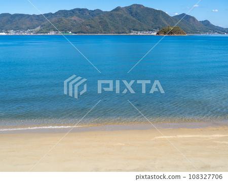 崎島（廣島縣三原市）的沙灘和瀨戶內海平靜美麗的風景。 108327706