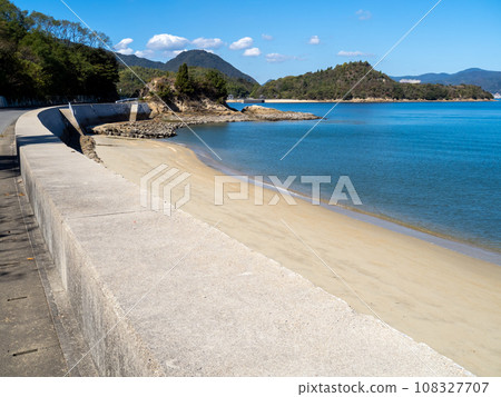 崎島（廣島縣三原市）的沙灘和瀨戶內海平靜美麗的風景。 108327707