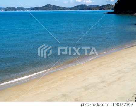崎島（廣島縣三原市）的沙灘和瀨戶內海平靜美麗的風景。 108327709