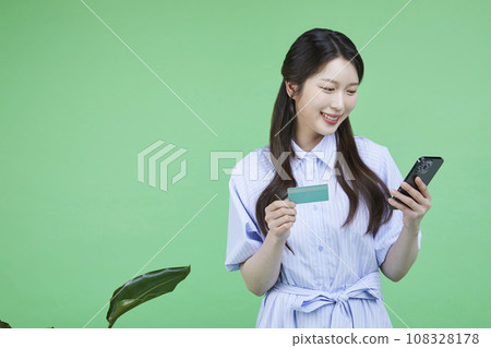 Easy checkout_Picture of a korean asain beautiful woman holding a smartphone and credit card 108328178