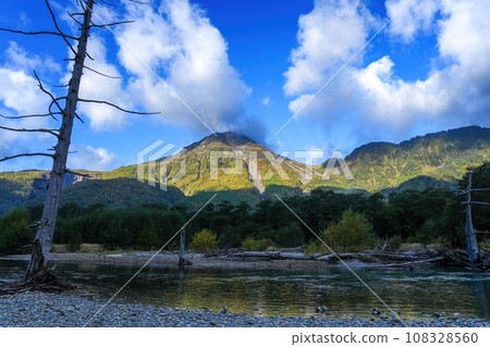 藍天映襯下的燒嶽山與梓川的合作場景 108328560