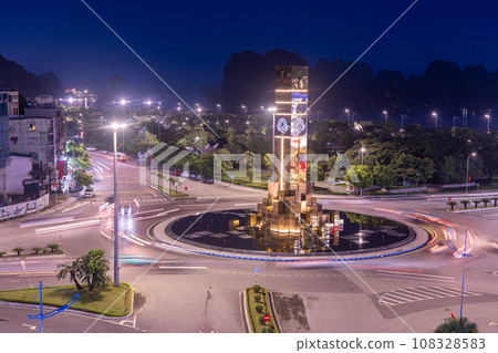 越南下龍市鐘樓和下龍灣交叉口的夜景 越南下龍市鐘樓和下龍灣交叉口的夜景 108328583