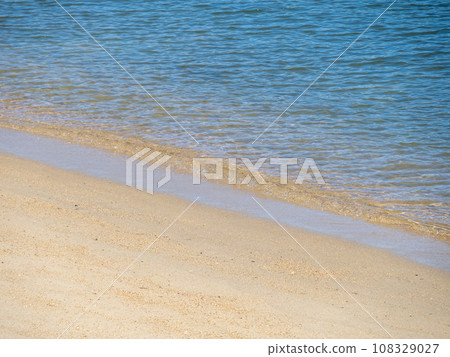 美麗的藍色大海的海灘上的海灘。 108329027