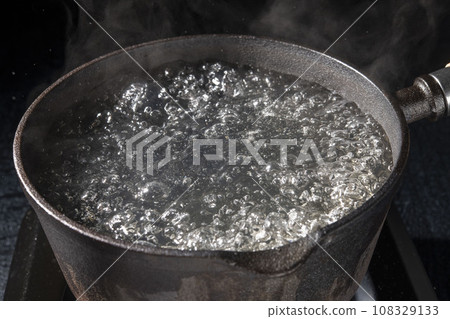 將水放入鐵鍋中燒開 將水放入鐵鍋中燒開 108329133