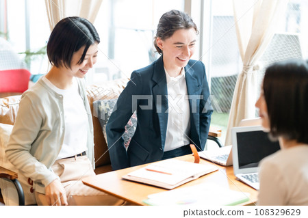 在跨國公司工作的女商人 108329629