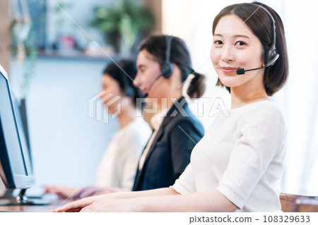 在呼叫中心工作的年輕女子 108329633