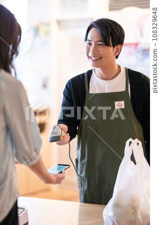 男職員閱讀智慧型手機應用程式螢幕 男職員閱讀智慧型手機應用程式螢幕 108329648