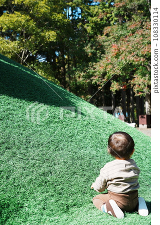 孩子們在草坪上玩耍 孩子們在草坪上玩耍 108330114
