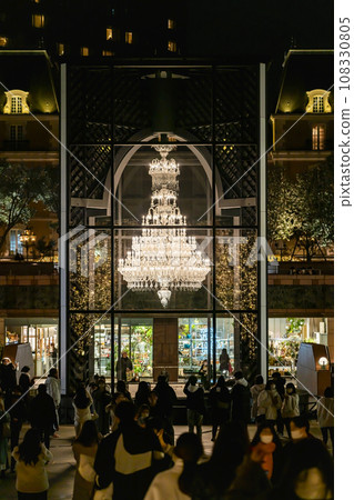 [Tokyo] Gorgeous Baccarat chandelier in Ebisu 108330805