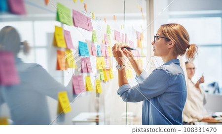 一位女士在會議室的白板上貼上彩色便利貼,女性在人工智慧生成的圖像上貼上標籤 一位女士在會議室的白板上貼上彩色便利貼,女性在人工智慧生成的圖像上貼上標籤 108331470