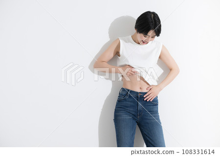 A faceless image of a diet that is easy to use around the stomach. There is copy space on the right. 108331614