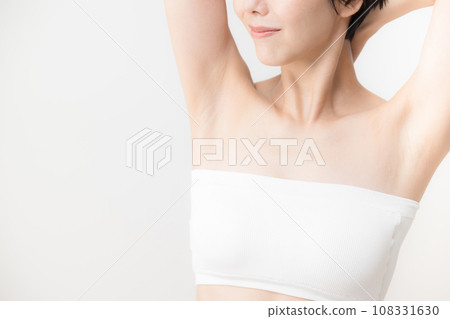 Faceless image of an Asian woman's armpit hair removal, beauty salon and beauty care 108331630
