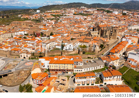 Bird's eye view of residential buildings and cathedral in Plasencia 108331967