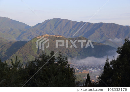 Takeda Castle ruins from Ritsuunkyo (no sea of clouds, October) [Asago City, Hyogo Prefecture] 108332176