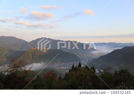 從立泉峽眺望武田城遺址（十月）[兵庫縣朝來市] 108332185