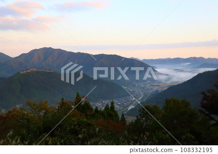 Takeda Castle ruins from Ritsuunkyo (no sea of clouds, October) [Asago City, Hyogo Prefecture] 108332195