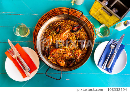 Seafood paella in metal pan 108332594