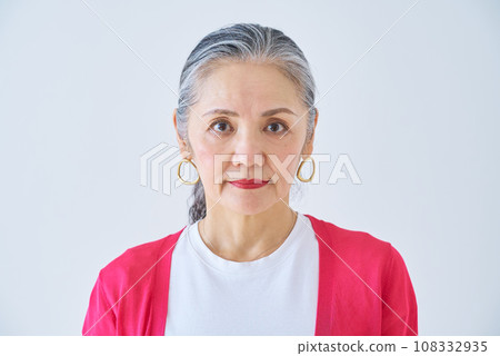 Senior women's portrait Senior women's portrait 108332935