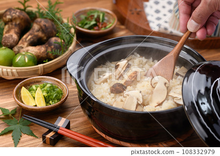 Autumn cuisine Freshly cooked matsutake rice cooked in a clay pot Matsutake mushroom rice 108332979