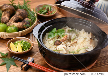 秋季美食 剛煮好的松茸飯 砂鍋煮的松茸菇飯 108332985