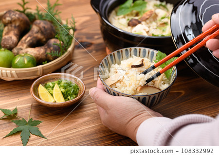 Autumn cuisine Freshly cooked matsutake rice cooked in a clay pot Matsutake mushroom rice 108332992