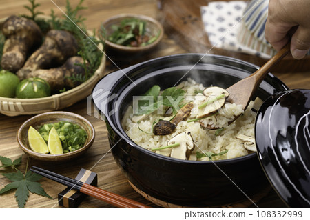 秋季美食 剛煮好的松茸飯 砂鍋煮的松茸菇飯 108332999