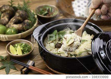 Autumn cuisine Freshly cooked matsutake rice cooked in a clay pot Matsutake mushroom rice Autumn cuisine Freshly cooked matsutake rice cooked in a clay pot Matsutake mushroom rice 108333000