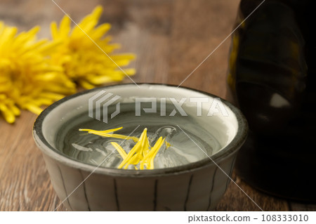 Edible chrysanthemum sake Edible chrysanthemum sake 108333010